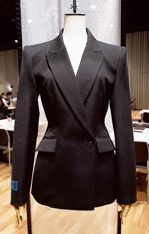 80番手双糸のウールに塩縮風のハード加工。構築的なジャケットを作る