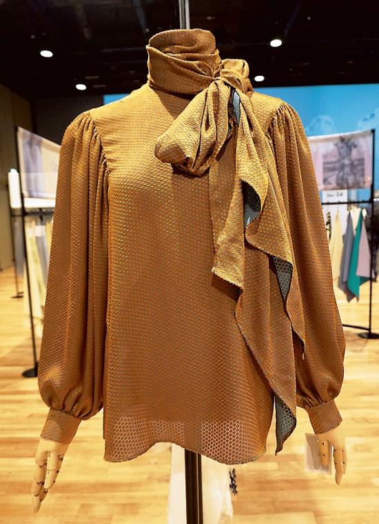 エレガントなボウタイブラウスに注目