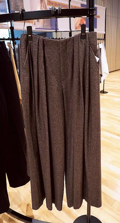 ワイドパンツのアップデートとして上質な原料のウールを提案